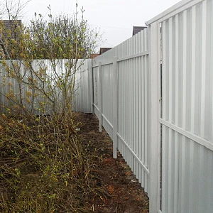 Забор из профнастила белого цвета для загородного участка