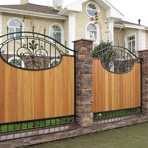 Забор для частного дома с коваными элементами